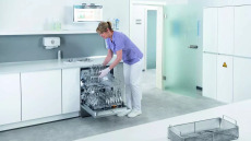 Νέα γενιά πλυντηρίων απολύμανσης για ιατρικό εξοπλισμό και υποδήματα χειρουργείου