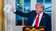 Σόου Τραμπ σε δείπνο δωρητών του - Παρουσίασε αίθουσα χορού αξίας 250 εκατ. δολαρίων και τη δική του Αψίδα, «θα είναι αληθινά ωραία»