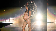 Η Τζάσμιν Τουκς άνοιξε το Victoria’s Secret Fashion Show στον ένατο μήνα της εγκυμοσύνης της