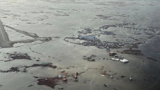 Αλάσκα: Σπίτια παρασύρθηκαν και 1 άτομο έχασε τη ζωή του μετά από πλημμύρες που προκάλεσε ο τυφώνας Halong