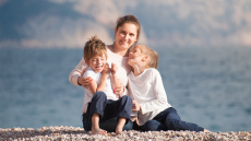 Υπογεννητικότητα και ελπίδα: Μια πρωτοβουλία ξαναδίνει ζωή στα άκρα της χώρας