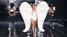 Πώς η Victoria's Secret επέστρεψε πιο... σέξι από ποτέ - Τα έξυπνα κόλπα που μεταμόρφωσαν την πασαρέλα σε υπερθέαμα