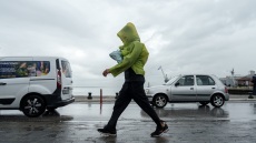 Καιρός: Βελτιώνεται από το βράδυ - Νέα κύματα κακοκαιρίας την Κυριακή και την Τετάρτη