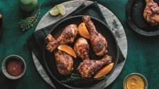 Η συνταγή της ημέρας: Τραγανά μπουτάκια κοτόπουλου στο air fryer. Το μενού της εβδομάδας (20/10-26/10)