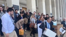 ΗΠΑ: Δεκάδες δημοσιογράφοι μάζεψαν τα πράγματά τους και αποχώρησαν από το Πεντάγωνο, αντιδρώντας στη νέα πολιτική Χέγκσεθ