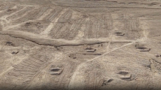 Reuters: Πώς ο Άσαντ μετέφερε νύχτα 60.000 - 80.000 σορούς θυμάτων του σε μυστική τοποθεσία από μαζικούς τάφους στη Δαμασκό