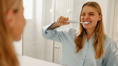 Πότε οι οδοντόκρεμες δεν προστατεύουν από την τερηδόνα – Στο μικροσκόπιο 17 προϊόντα λεύκανσης δοντιών
