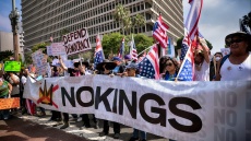 Το κίνημα No Kings καλεί εκατομμύρια Αμερικανούς να διαδηλώσουν κατά των αυταρχικών πολιτικών του «βασιλιά Τραμπ» - Δείτε τον Ντε Νίρο να ζητά ειρηνικό ξεσηκωμό