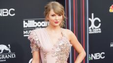 H Τέιλορ Σουίφτ έκανε δωρεά ύψους 100.000 δολαρίων για θαυμάστριά της που δίνει μάχη με τον καρκίνο