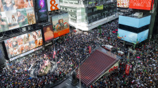 «No Kings»: Μεγάλες διαδηλώσεις στις ΗΠΑ κατά του Τραμπ, τον κατηγορούν για αυταρχισμό - Δείτε βίντεο και φωτογραφίες