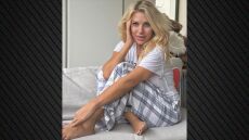 Η Ελένη Μενεγάκη εύχεται «όμορφη Κυριακή» ποζάροντας άβαφη στον καναπέ της