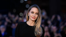 Η Αντζελίνα Τζολί τράβηξε τα βλέμματα στην πρεμιέρα της ταινίας «Couture» - Το φόρεμα που αποκάλυψε τα μεγάλα τατουάζ της