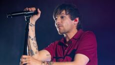 Ο Λούις Τόμλινσον εξήγησε πως ο θάνατος του Λίαμ Πέιν έφερε και πάλι κοντά τους One Direction