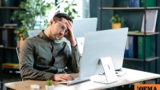 Η σιωπηλή κρίση στους χώρους εργασίας: Οι Έλληνες εργαζόμενοι βυθίζονται στην εξουθένωση και το άγχος