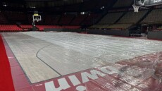 ΣΕΦ: Τοποθετήθηκαν μουσαμάδες για την προστασία του παρκέ από τη βροχή μετά το Ολυμπιακός - Πανιώνιος 