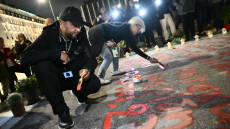 Βίντεο: Συγγενείς θυμάτων στα Τέμπη έγραψαν ξανά τα ονόματα μπροστά από τη Βουλή