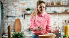 Ιογενείς λοιμώξεις: Η φυσική θεραπεία με την ισχυρή αντιική δράση – Κρύβεται στην κουζίνα μας
