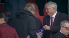 Λίβερπουλ - Μάντσεστερ Γιουνάιτεντ: Ο Φέργκιουσον πρόσφερε μπισκότα στον Νταλγκλίς στο ημίχρονο του ντέρμπι στο Άνφιλντ - Βίντεο 