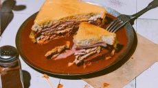 Francesinha, το σάντουιτς με την πικάντικη σάλτσα από την Πορτογαλία
