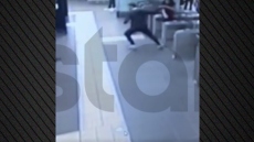 Η στιγμή που ανήλικος αρπάζει χρυσή αλυσίδα από τουρίστρια σε σταθμό του ΗΣΑΠ - Δείτε βίντεο