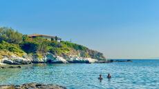 Πώς η ηλικία των αγοραστών-επενδυτών αλλάζει την αγορά ακινήτων στην Αθηναϊκή Ριβιέρα: 1 στους 4 επενδυτές κάτω των 40 ετών