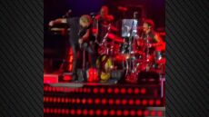 Έξαλλος ο Axl Rose σε συναυλία του με τα τεχνικά προβλήματα - Κλώτσησε τα ντραμς και πέταξε το μικρόφωνό του