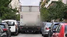 Εξάρχεια: Φορτηγό έχει «κολλήσει» στην Καλλιδρομίου και προκάλεσε φθορές σε εννέα οχήματα - Δείτε βίντεο