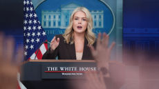 Ποια είναι η εκπρόσωπος του Τραμπ που απάντησε «η μάνα σου» σε δημοσιογράφο μετά την ερώτηση ποιος πρότεινε τη Βουδαπέστη για τη συνάντηση με Πούτιν