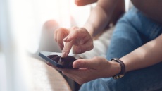 Στρατιωτικός στην Κύπρο εκβίαζε την πρώην ερωμένη του και τον σύζυγό της με ροζ βίντεο