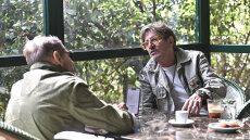 Ο Κώστας Κουτάγιαρ φωτογράφισε την Μπελούτσι και τη Σαρλίζ Θερόν και μιλά στον Δανίκα: «Μια γυναίκα γυμνή είναι βιβλίο Φυσικής Ιστορίας, μισόγυμνη είναι σέξι»