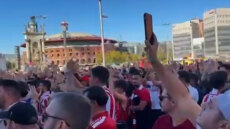 Ολυμπιακός: «Κοκκίνισε»  η Βαρκελώνη από τους οπαδούς των ερυθρολεύκων - Βίντεο 