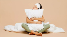 Επιλέξτε το κατάλληλο μαξιλάρι, ανάλογα με τη στάση ύπνου – Bonus tip για όσους κοιμούνται ανάσκελα
