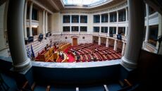 Live η μάχη στη Βουλή - Απορρίφθηκαν οι ενστάσεις αντισυνταγματικότητας για την τροπολογία του Αγνωστου Στρατιώτη
