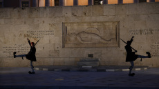 Μάχη για τον Άγνωστο Στρατιώτη στη Βουλή - Μητσοτάκης: Το Μνημείο ανήκει σε όλους δεν είναι τόπος διαμαρτυρίας και ακτιβισμού