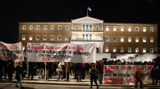 Συγκέντρωση διαμαρτυρίας στο Σύνταγμα για τον Άγνωστο Στρατιώτη, δείτε φωτογραφίες και βίντεο