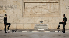 Κυβερνητικά στελέχη: Τα συναρμόδια υπουργεία υπογράφοντας την τροπολογία για τον Άγνωστο Στρατιώτη, έδειξαν εμπράκτως τη στάση τους