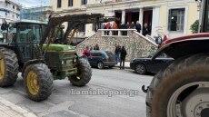 Λαμία: Συλλαλητήριο αγροτών με τρακτέρ έξω από τα δικαστήρια