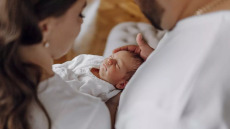 Υπογεννητικότητα: Η άγνοια «σκοτώνει» το δημογραφικό – Η εξέταση που διαφυλάσσει τη γονιμότητα
