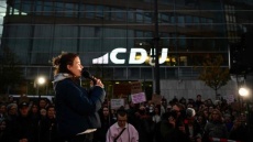 Συγκέντρωση διαμαρτυρίας στο Βερολίνο για τη δήλωση του Μερτς για το «αστικό τοπίο» που επιβαρύνεται από τους μετανάστες 