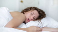 Για πρώτη φορά οι επιστήμονες είδαν τι κάνει ο εγκέφαλός μας στον βαθύ ύπνο – Και είναι θαυματουργό
