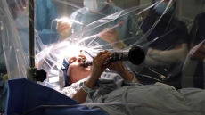 Βρετανία: Γυναίκα έπαιζε κλαρινέτο κατά τη διάρκεια χειρουργείου για τη νόσο Πάρκινσον