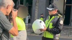 Κράνη σε παραβάτες οδηγούς δικύκλου μοίρασε η Τροχαία - Δείτε βίντεο