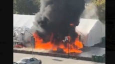 Πυροβολισμοί και φωτιά έξω από το κοινοβούλιο της Σερβίας - Ένα άτομο τραυματίστηκε