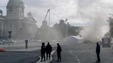 Σερβία: «Με ενοχλούσε ο καταυλισμός και ήθελα να τον εξαφανίσω» είπε ο δράστης που πυροβόλησε και έβαλε φωτιά έξω από τη Βουλή