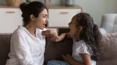 Τραυλισμός: Το στόμα «κολλάει», αλλά η ψυχή συνεχίζει να μιλά – Ο ειδικός εξηγεί
