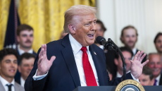 Τραμπ κερνά, Τραμπ πίνει: Ισχυρίζεται ότι θα αποφασίσει ο ίδιος αν το κράτος θα του πληρώσει $230 εκατ. για τις έρευνες σε βάρος του