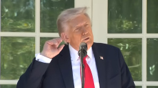 Ο ήχος από την ανακαίνιση του Λευκού Οίκου είναι «μουσική στα αυτιά μου», λέει ο Τραμπ παρά τις επικρίσεις που δέχεται