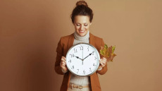 Την Κυριακή γυρίζουμε τα ρολόγια μια ώρα πίσω – Τα πλεονεκτήματα και τα μειονεκτήματα της χειμερινής ώρας
