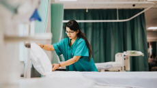 Πώς επιβιώνει ο πιο ανθεκτικός μύκητας «εισβολέας» των νοσοκομείων – Ο ΕΟΔΥ ενημερώνει
