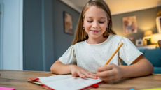 Η digital Σουηδία «επιστρέφει» στα μολύβια και τα βιβλία – Δύο ειδικοί εξηγούν
